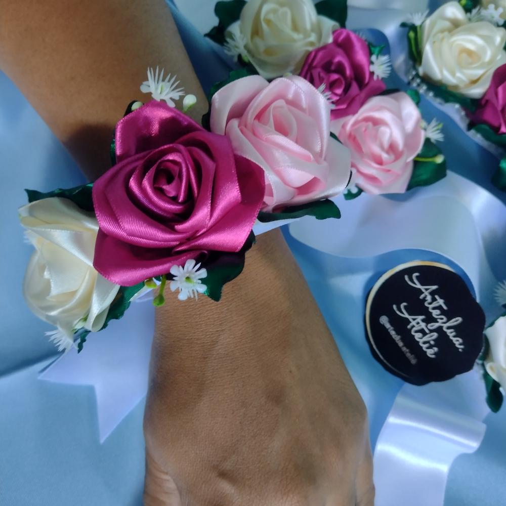 04 Corsagens de cetim para madrinhas