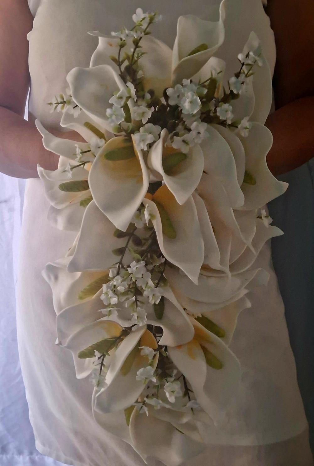 Buquê copo de leite cascata + flor de lapela