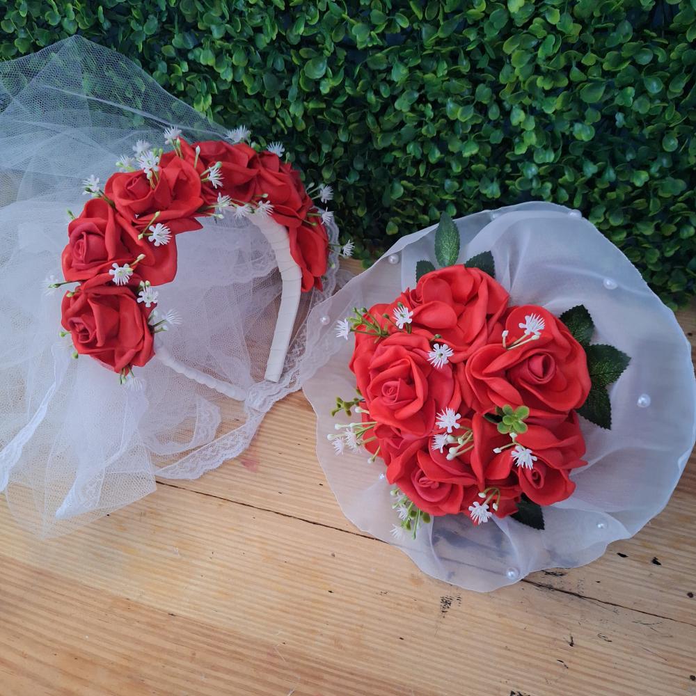 Buquê de noiva vermelho e branco festa junina com véu caipira