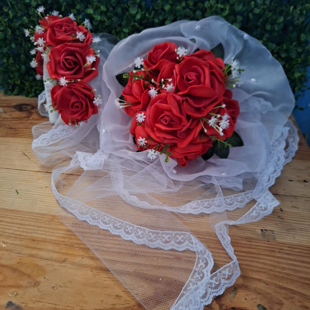 Buquê de noiva vermelho e branco festa junina com véu caipira