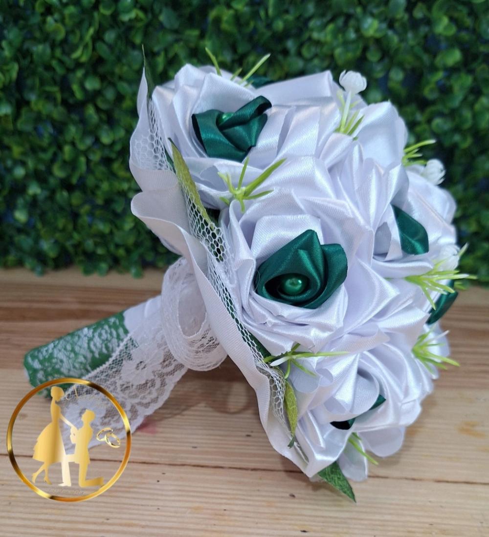 Buquê de cetim verde e branco kit casamento minimalista