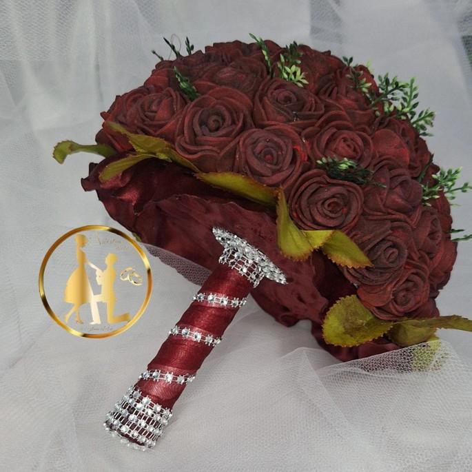 Buquê de noiva botões de rosas vermelhas marsala