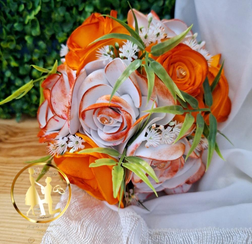 Buquê de noiva branco e coral