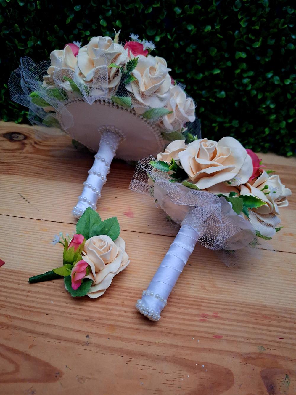 Kit Buquê de noiva grande + buquê pequeno + flor de lapela bege