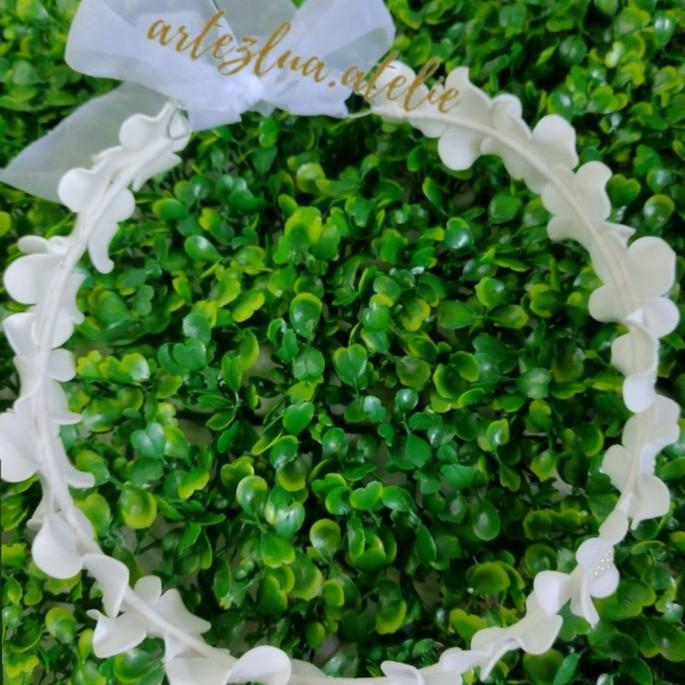 Coroa tiara branca com pérolas