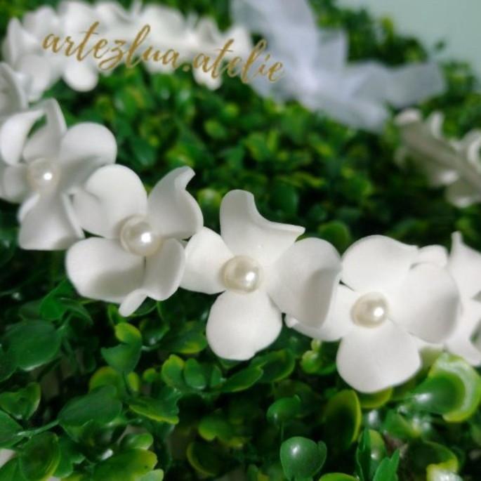 Coroa tiara branca com pérolas