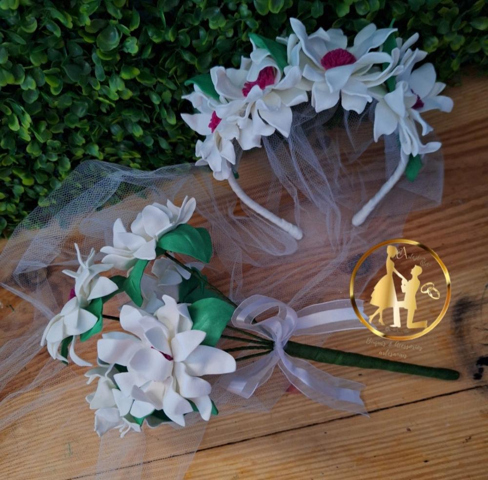 Coroa tiara botões de rosas e gipsofilas