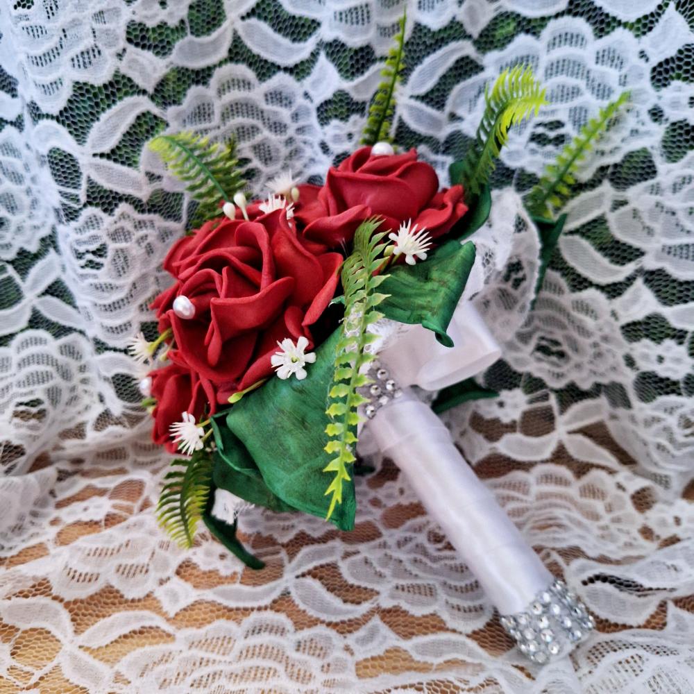 Buquê de noiva vermelho e branco Civil  + flor de lapela