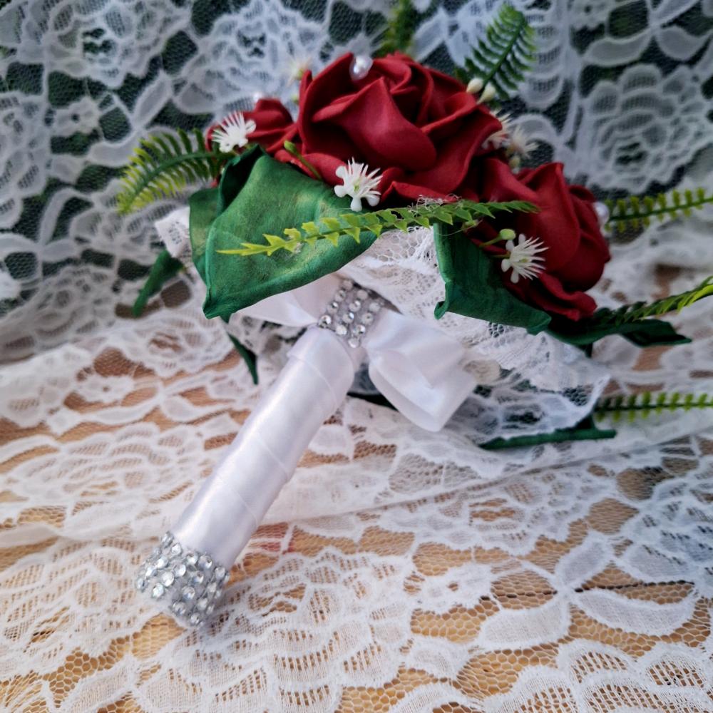 Buquê de noiva vermelho e branco Civil  + flor de lapela