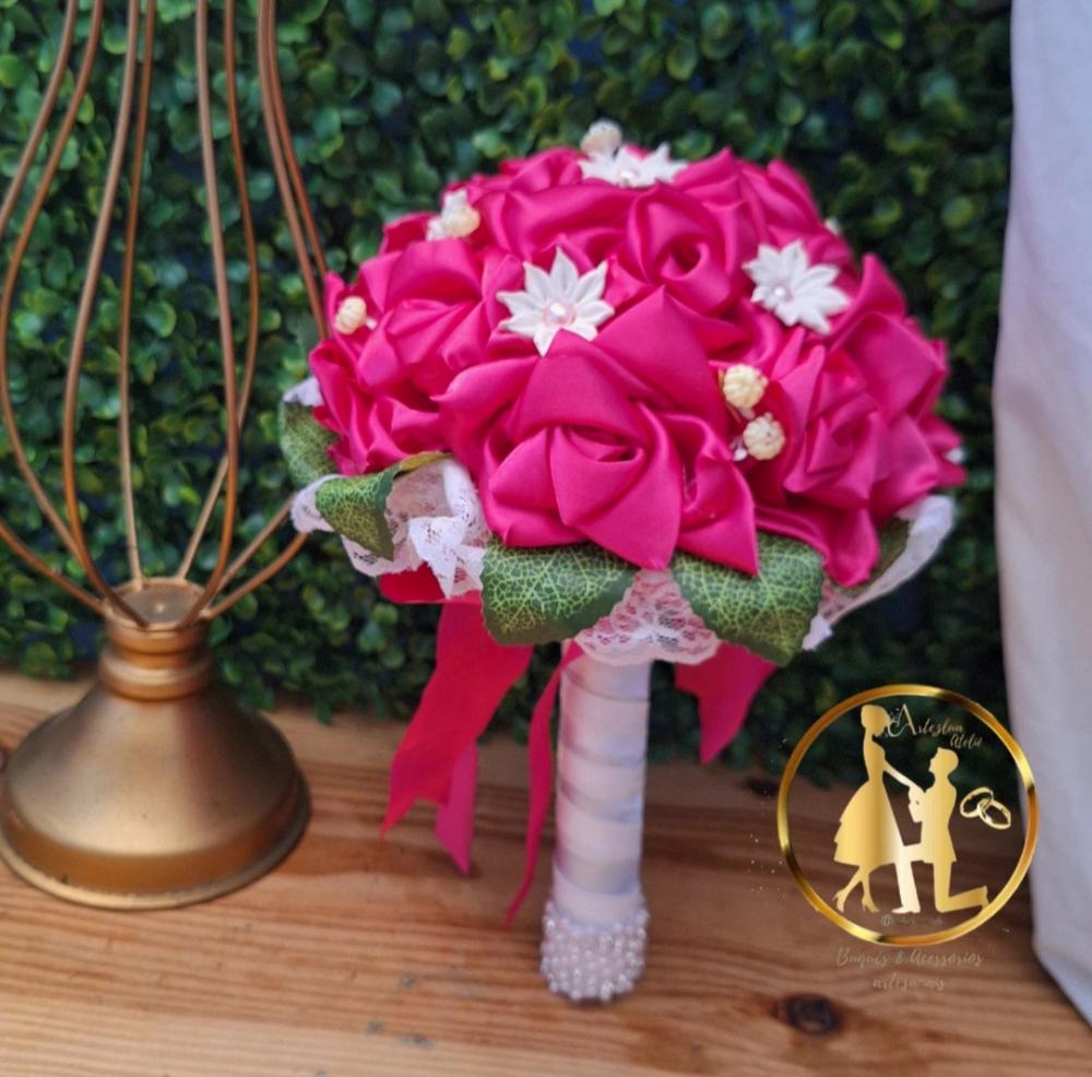 Buquê de noiva cetim rosa fúcsia