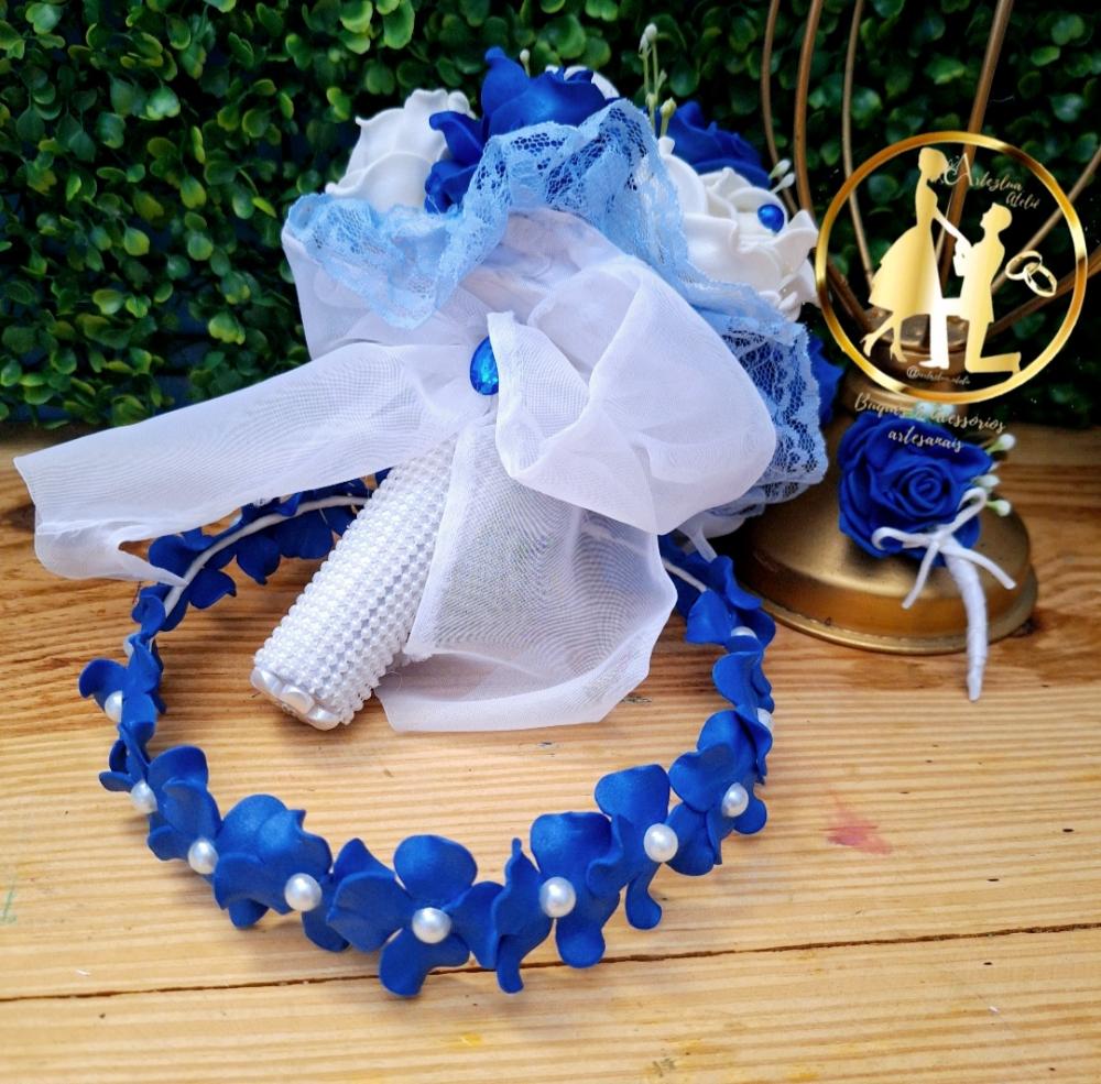 Buquê de noiva branco e azul royal