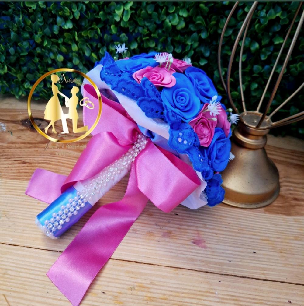 buque de noiva rosa e azul pequeno