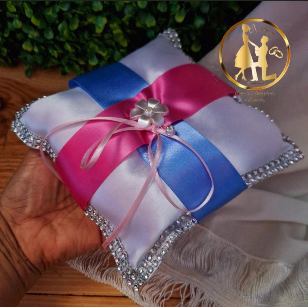 Almofadinha para alianças azul e rosa