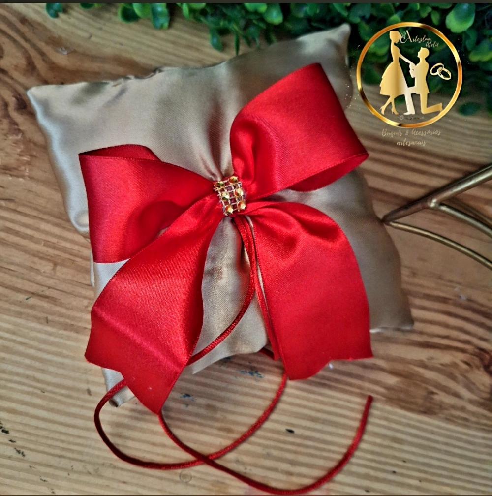 Almofadinha para alianças dourada e vermelho