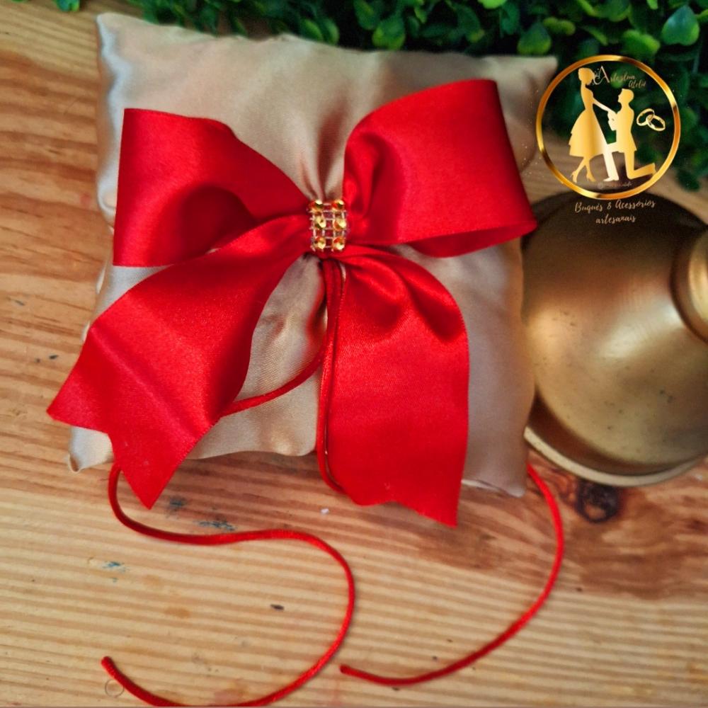 Almofadinha para alianças dourada e vermelho
