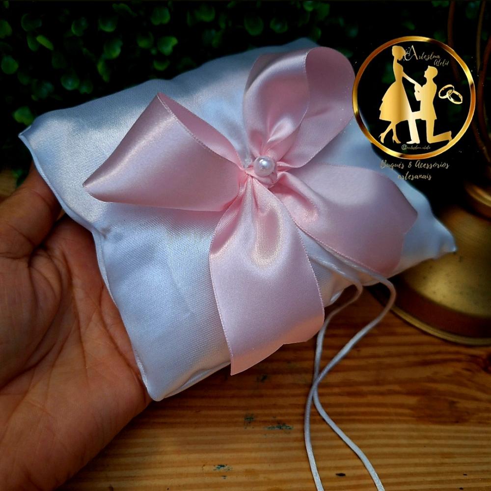 Almofadinha para alianças branco e rosa
