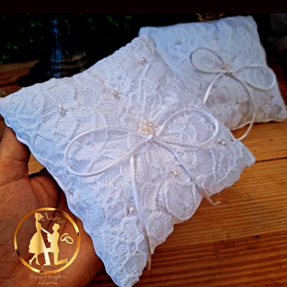 Almofada de alianças branco com rendas e pérolas