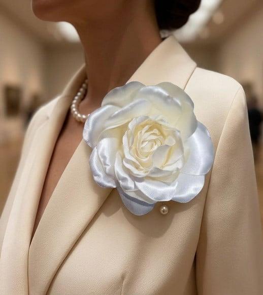 Broche de Flor de Tecido Off-white
