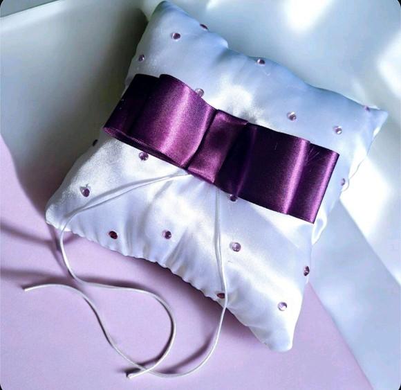 Almofada para Alianças de Casamento Roxa e Branco