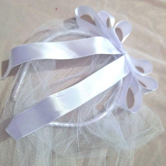 Tiara Branca com Véu Curto e Laço Chá de Lingerier - Ensaio
