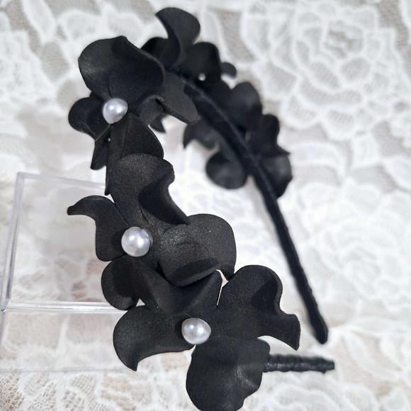 Tiara Preta para Cabelos com Flores e Pérolas