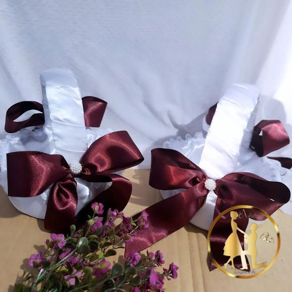 02 Cestas Floristas Marsala e Branco em Cetim