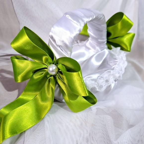 Cesta de Florista Verde Oliva e Branco de Cetim com Babado