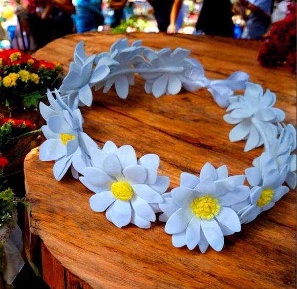Tiara de Flores de Margaridas Branca - Artesanal