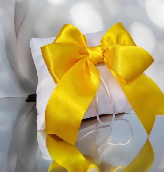 Porta Alianças Almofada Amarelo e Branco Acetinado 20x20cm