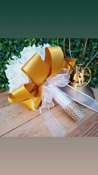 Buquê Branco e Dourado Civil Pequeno/ Artezlua. Ateliê
