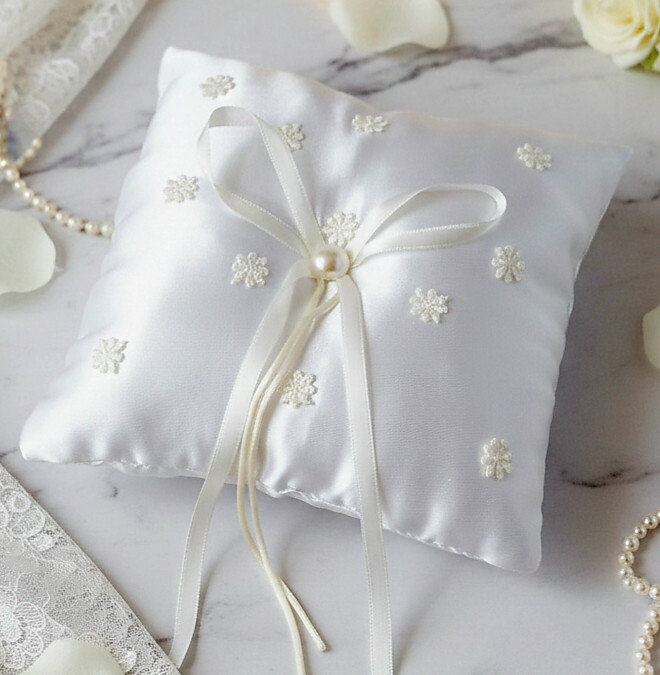 Porta Alianças Branco e Bege Off-White com Pérolas – Elegânc