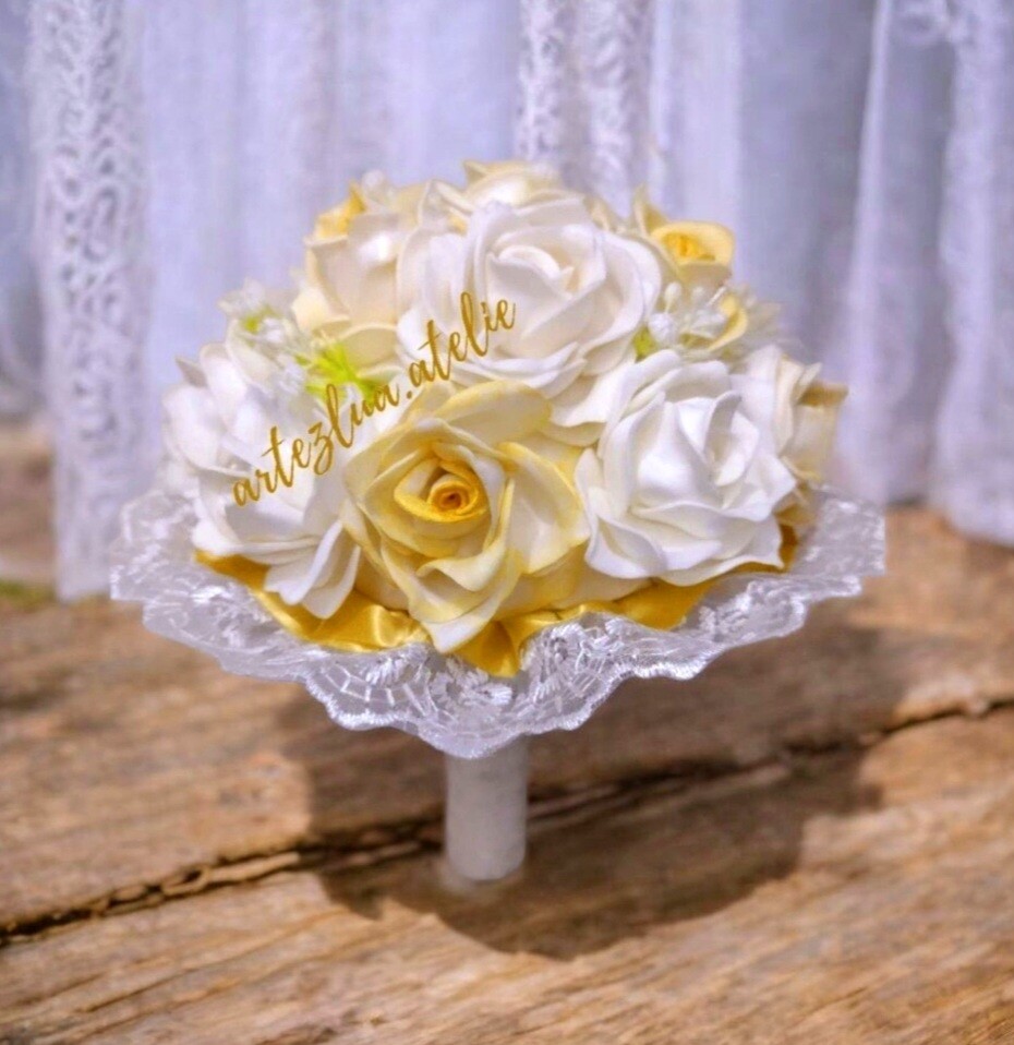 Buquê de noiva branco e amarelado