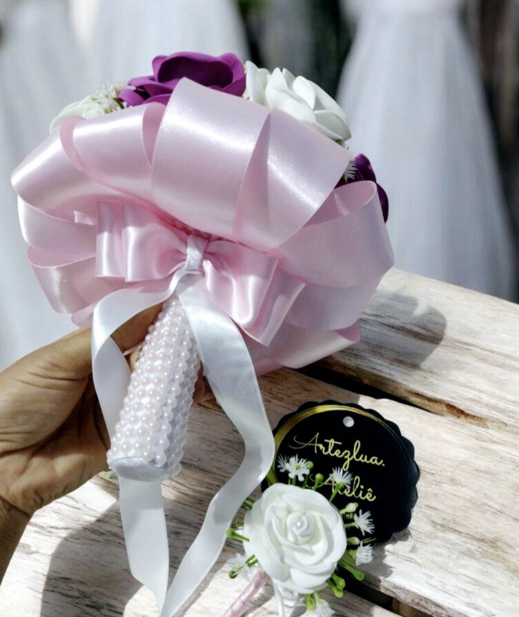 Buquê de Noiva Lilás e Branco em EVA – Rosas Artesanais para Casa