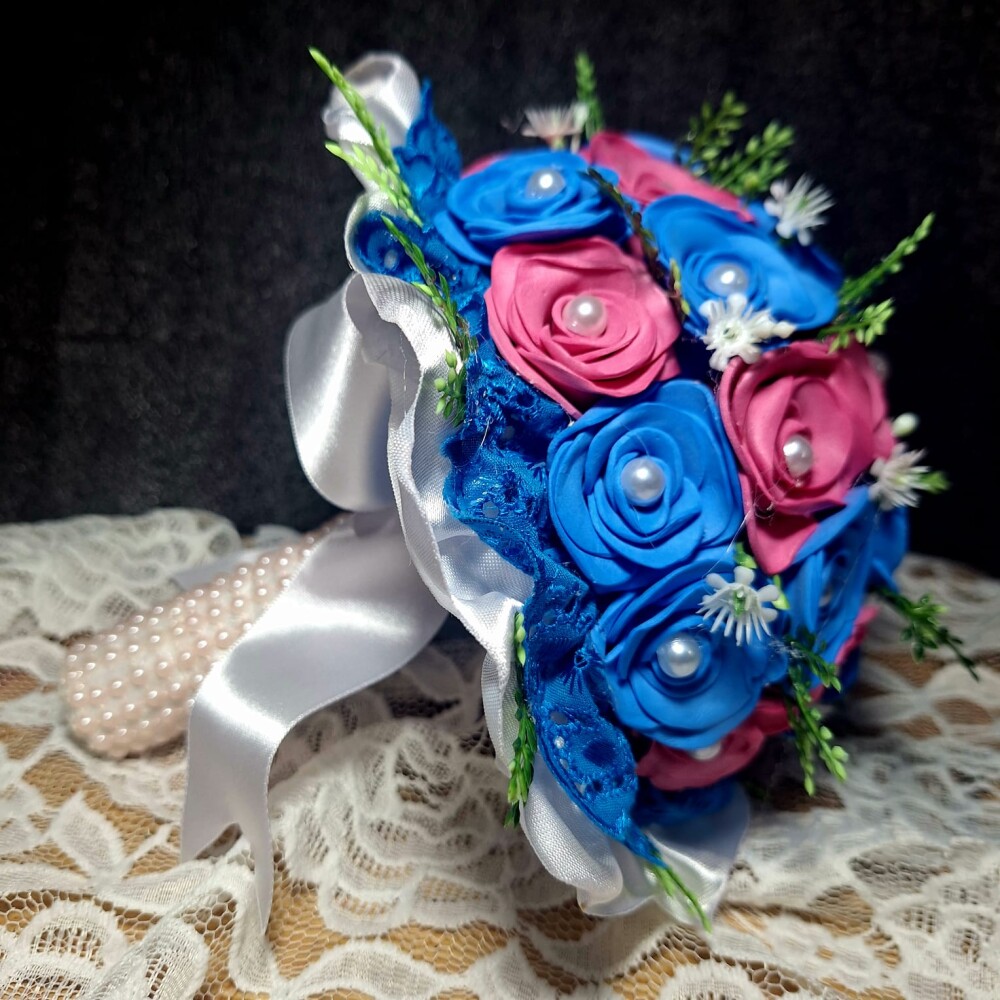 Buquê de Noiva Minimalista em EVA – Mini Rosas Azul Royal e Ro