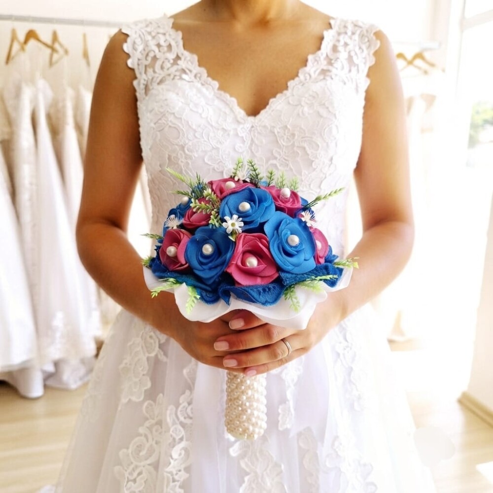 Buquê de Noiva Minimalista em EVA – Mini Rosas Azul Royal e Ro