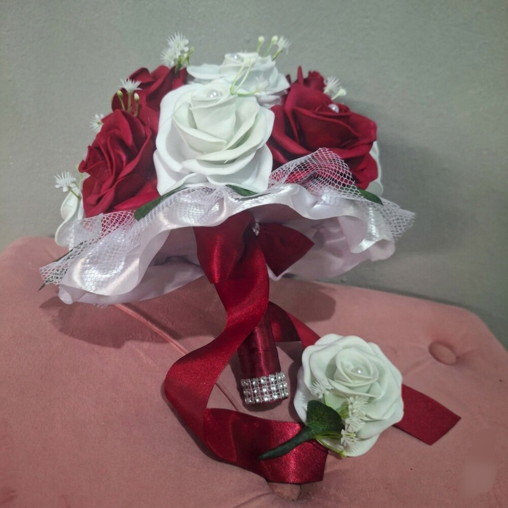 Buquê de noiva vermelho e branco com lapela