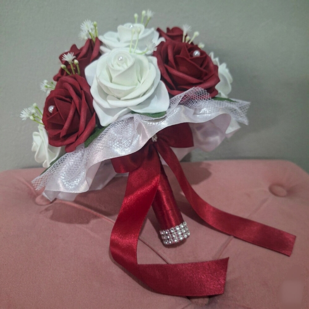 Buquê de noiva vermelho e branco com lapela