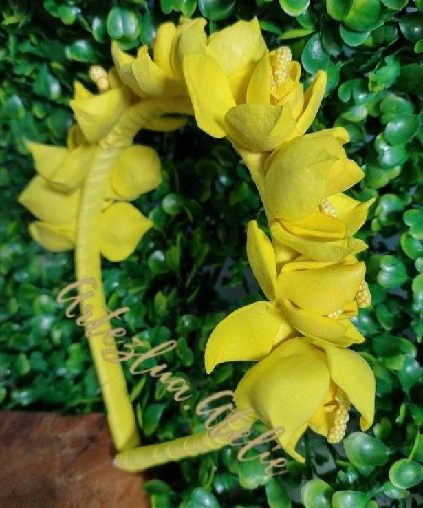 Tiara de florezinhas amarela