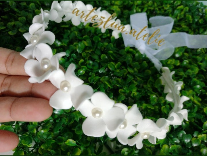 Coroa tiara branca com pérolas