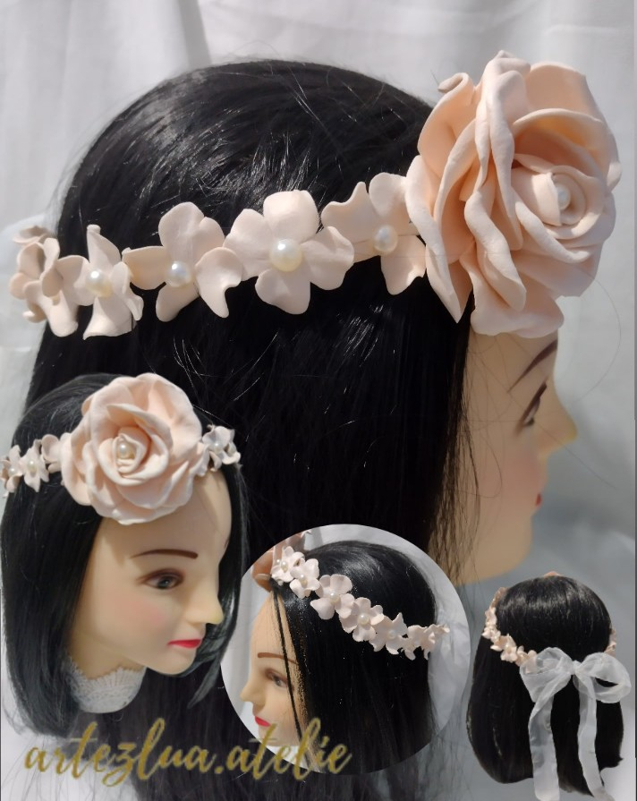 Linda coroa tiara na cor bege com rosa na lateral