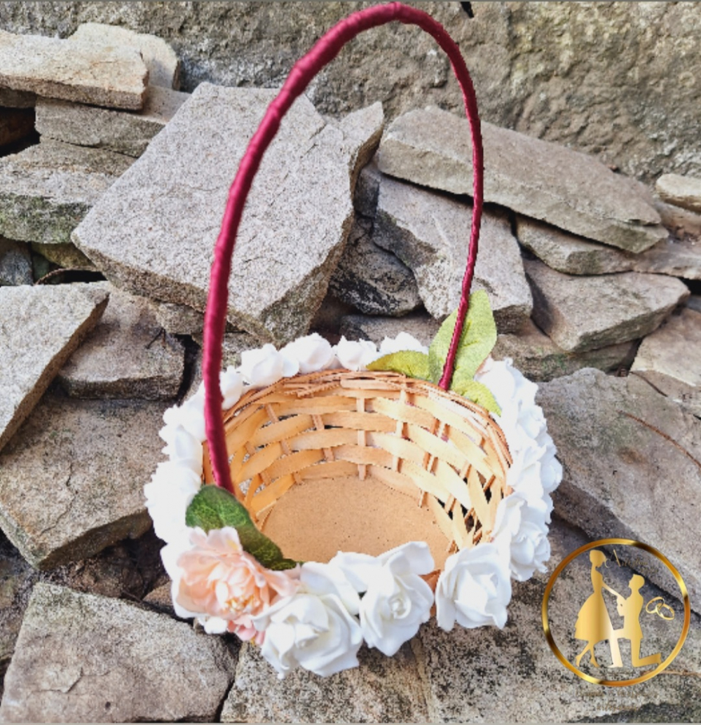 Cesta de florista rústica com rosas brancas
