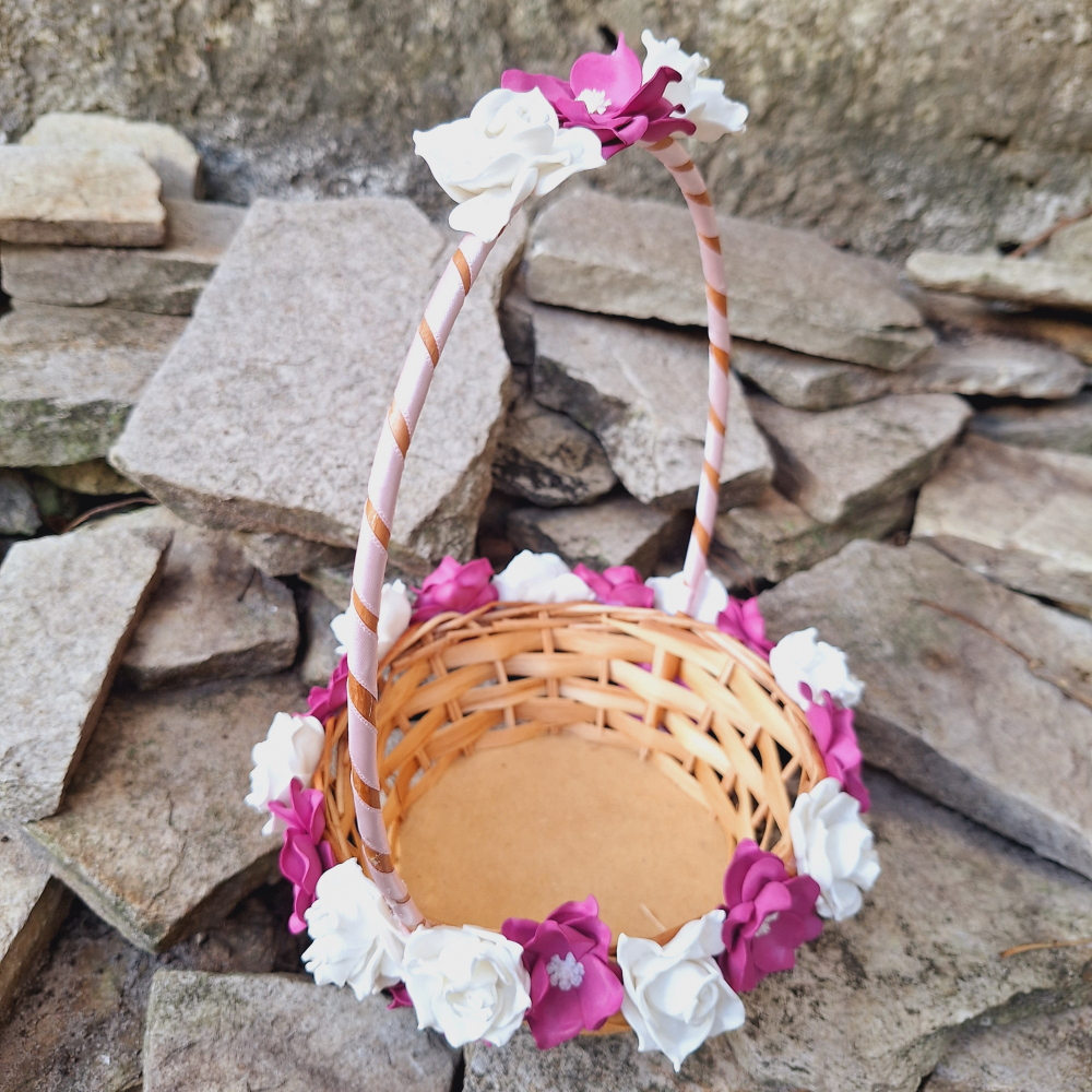 Cesta de florista rústica com florzinhas fúcsia e brancas. - Cópia
