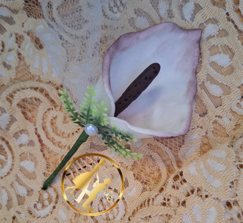 Flor de lapela copo de leite branco com marsala