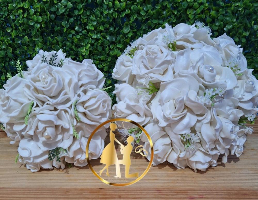 02 Buquês de noiva branco o Grande e o pequeno