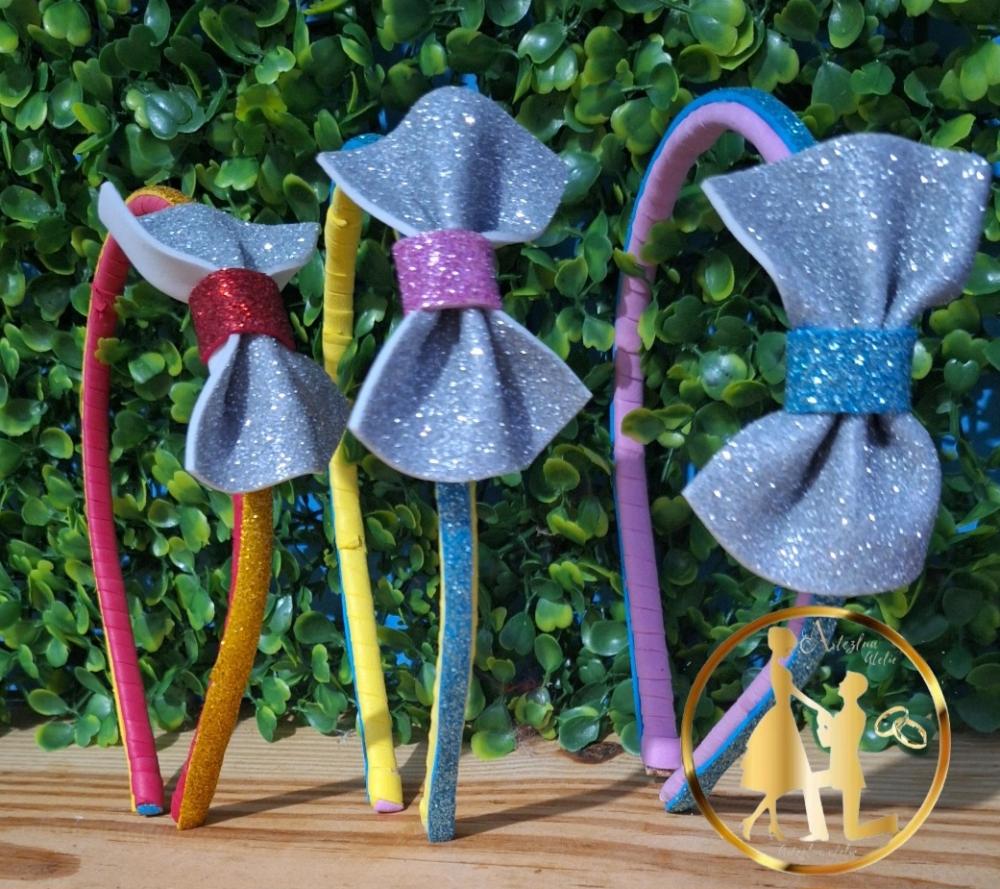 Tiara de lacinhos colorido de glitter