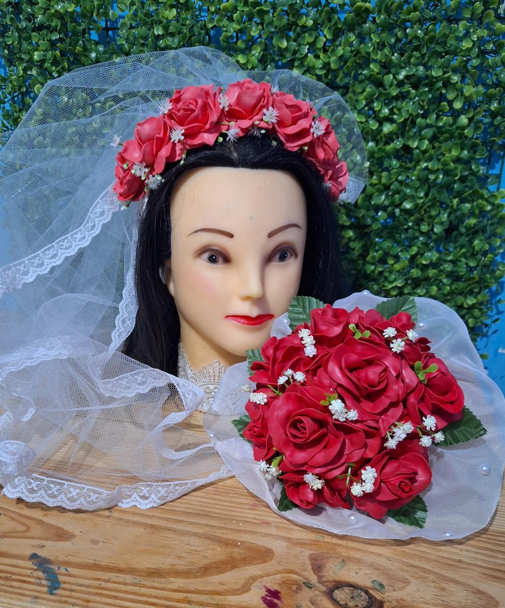 Buquê de noiva vermelho e branco festa junina com véu caipira