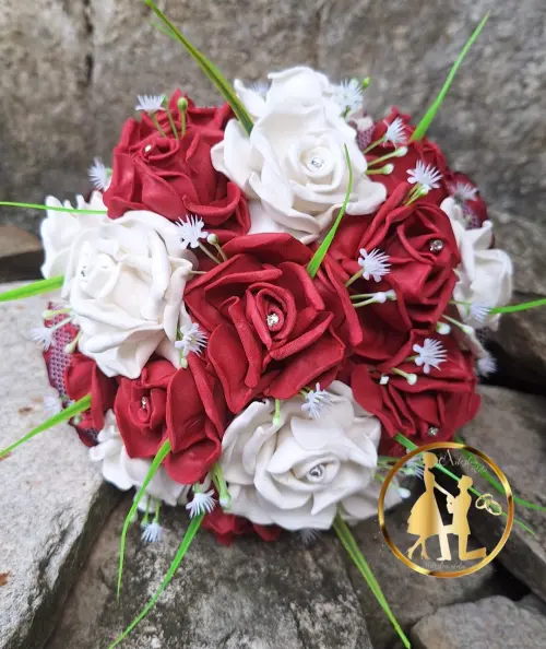 Buquê de noiva vermelho e branco com lapela