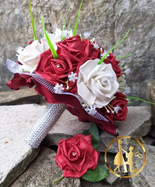 Buquê de noiva vermelho e branco com lapela