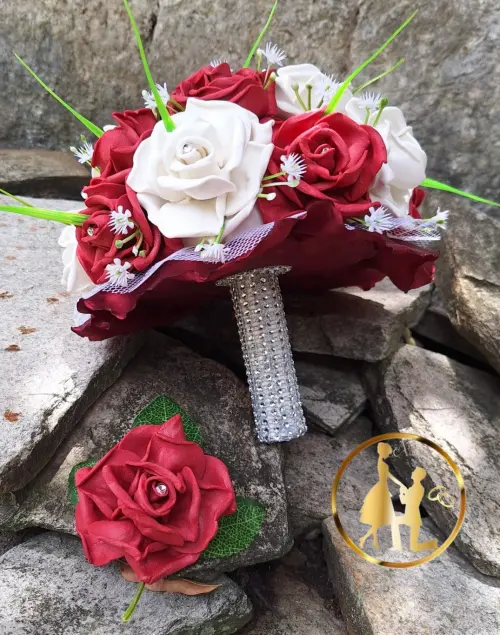 Buquê de noiva vermelho e branco com lapela