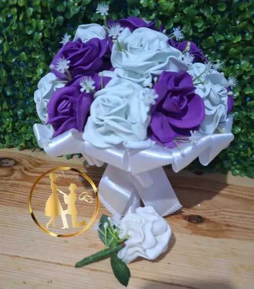 Buquê roxo e branco + lapela grande
